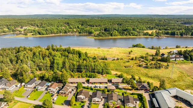 Rundt på øya finnes vakkert landskap og idylliske turveier langs elven. Til byen er det knappe 10 minutter å sykle.