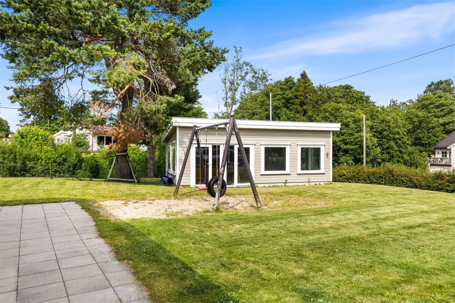 Lekeplass på sameiets fellesområde, like utenfor bygget.