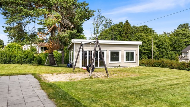 Lekeplass på sameiets fellesområde, like utenfor bygget.