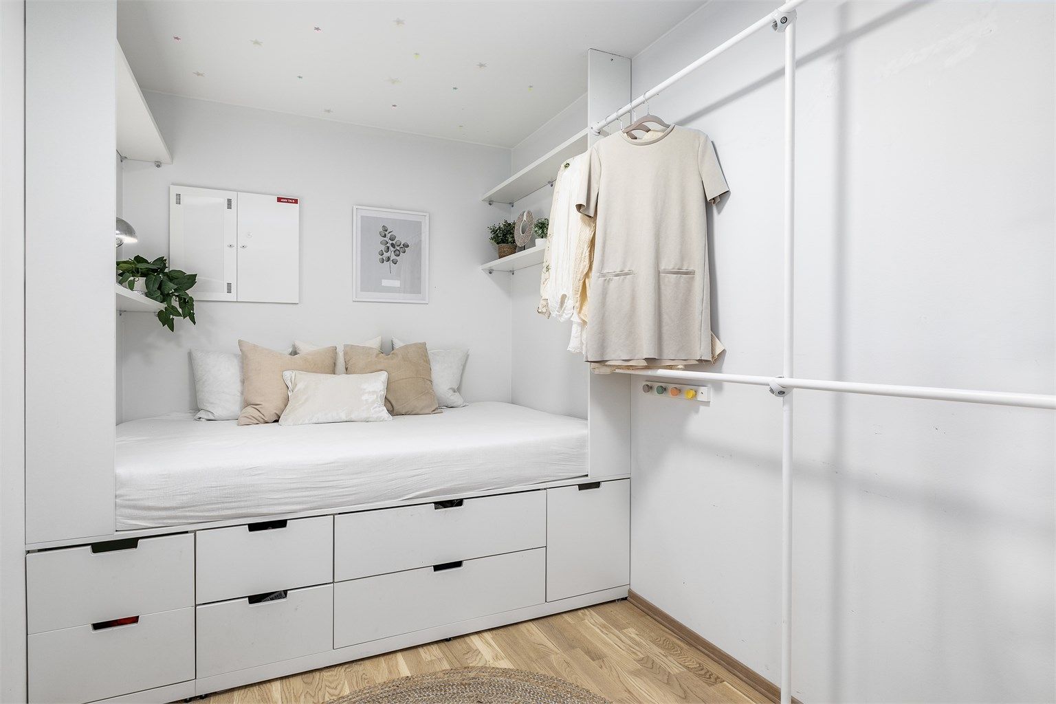 Leilighetens over 6 kvm. store innvendige bod benyttes som walk-in closet / Sovealkove.