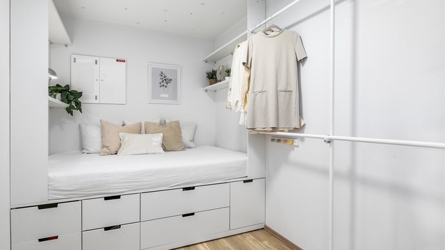 Leilighetens over 6 kvm. store innvendige bod benyttes som walk-in closet / Sovealkove.