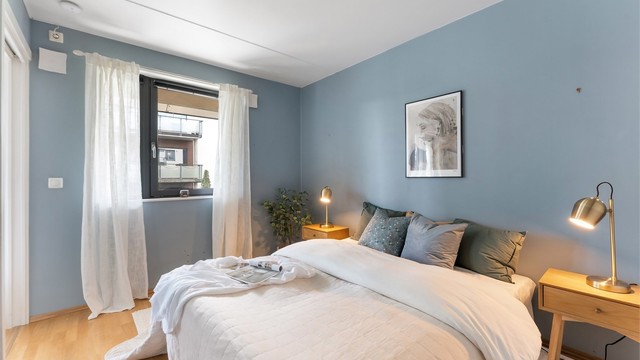 Soverom med 3-stavs parkett og plass til dobbeltseng.