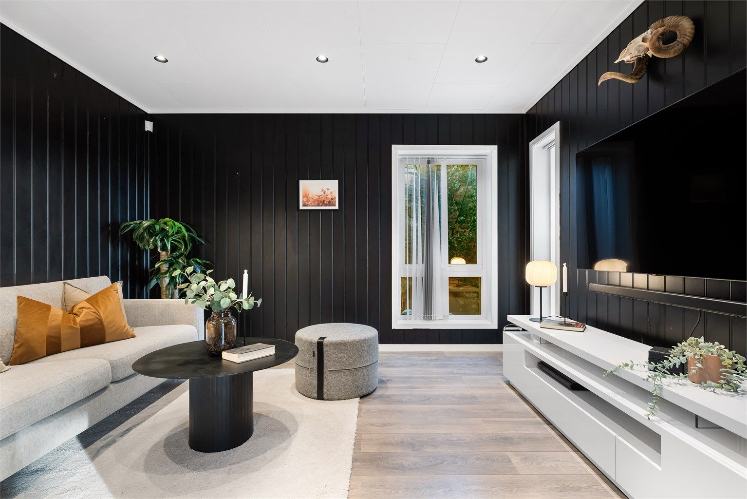 Tv-stuen i 1. etasje er et ideelt rom for ungdommene i huset. Alternativt kan rommet brukes til soverom, noe som gir mulighet for livsløpsstandard med alle hovedfunksjoner på ett plan.