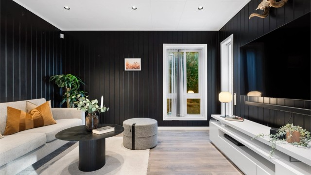 Tv-stuen i 1. etasje er et ideelt rom for ungdommene i huset. Alternativt kan rommet brukes til soverom, noe som gir mulighet for livsløpsstandard med alle hovedfunksjoner på ett plan.