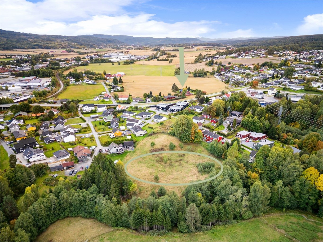 Den ene tomten på ca 8,9 mål, som tilhører eiendommen, ligger ca. 200 m i luflinje fra Skotselvveien 81 og har adkomst fra Dølebakkveien