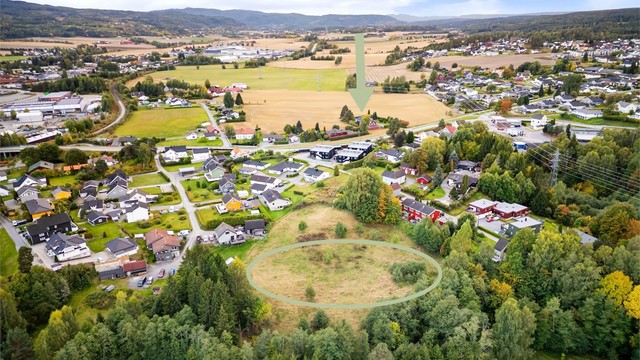 Den ene tomten på ca 8,9 mål, som tilhører eiendommen, ligger ca. 200 m i luflinje fra Skotselvveien 81 og har adkomst fra Dølebakkveien