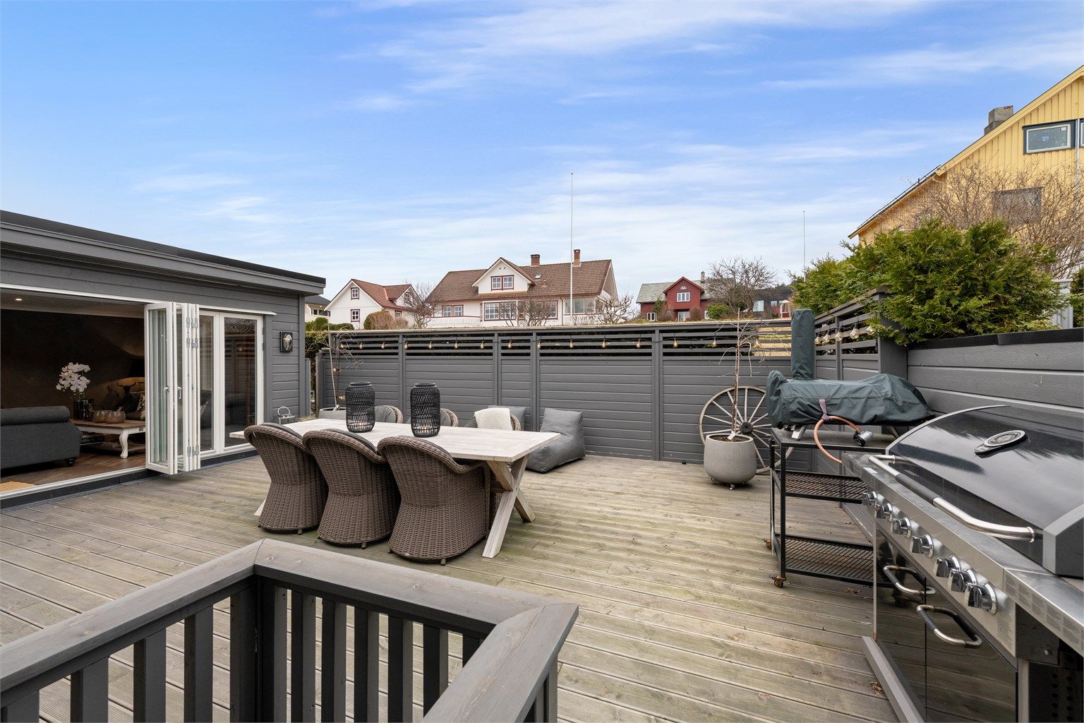 Her er det god plass til både spisebord og grill, perfekt for sommerkvelder