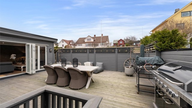 Her er det god plass til både spisebord og grill, perfekt for sommerkvelder