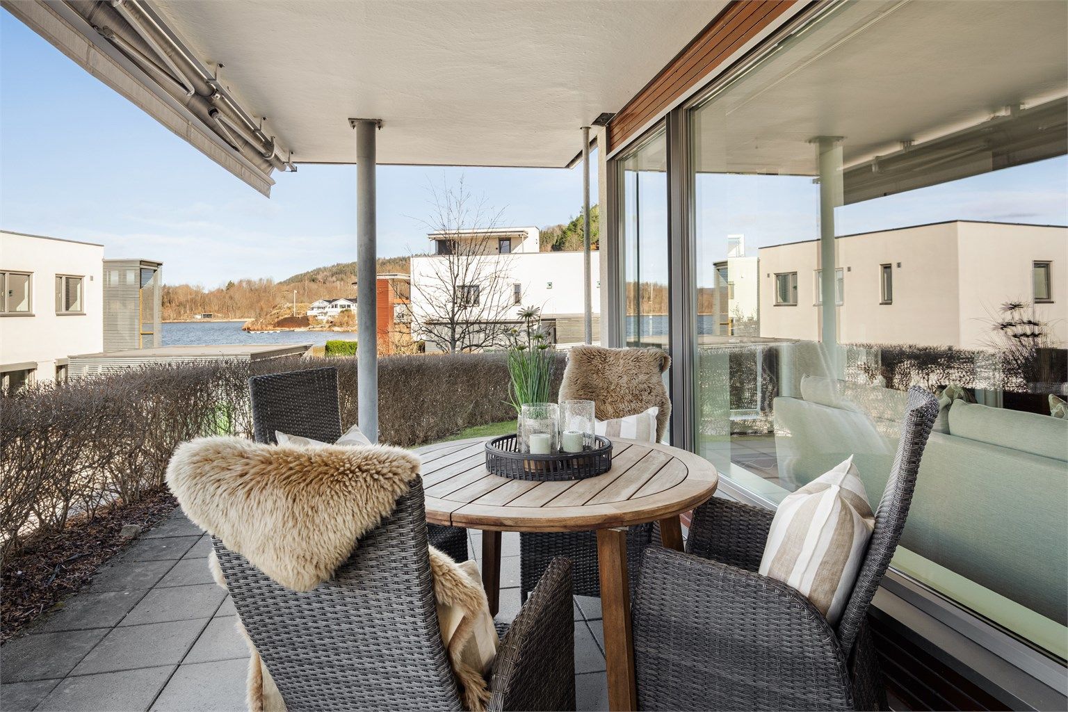 Stor, overbygget og sydvestvendt uteplass på 22 m² med gode solforhold. 
Foto: Stine Jørgensen Prøitz