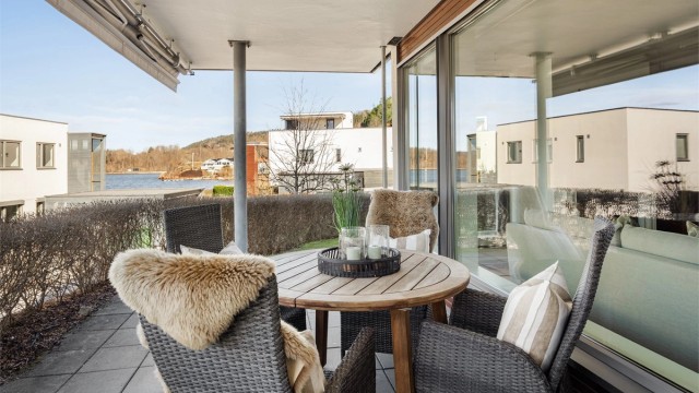 Stor, overbygget og sydvestvendt uteplass på 22 m² med gode solforhold.
Foto: Stine Jørgensen Prøitz