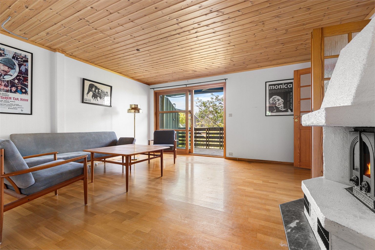 Stuen er romslig med god plass til en større sittegruppe og fint lysinnslipp fra vindusflatene.