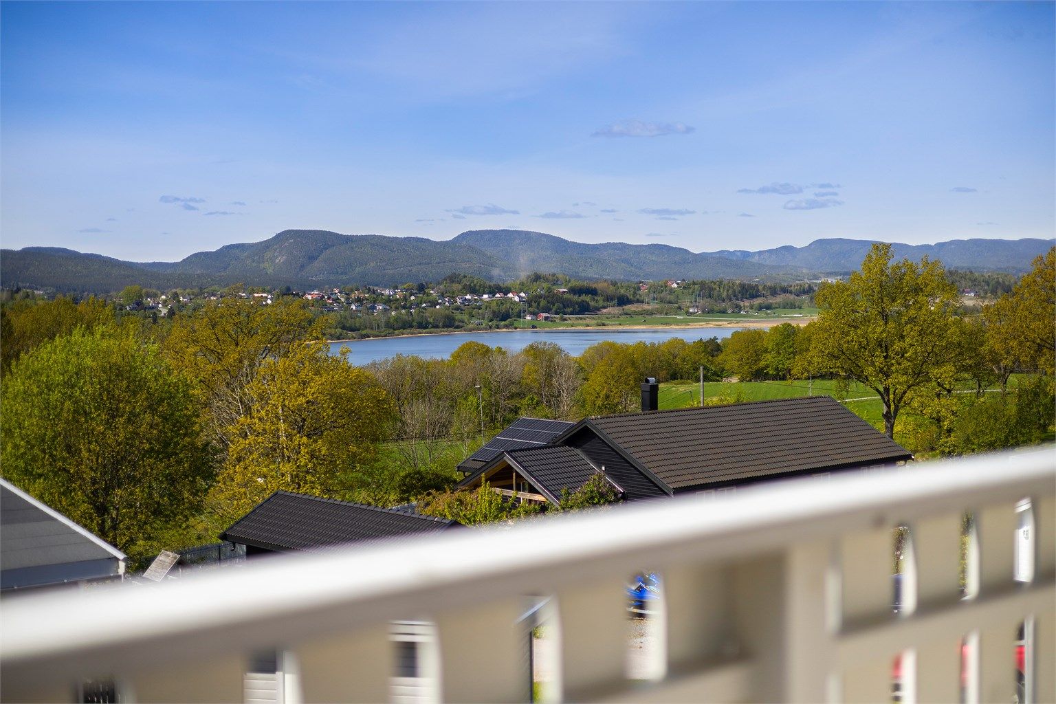  Rett ved boligen går det tursti til Børsjesjø, som er kjent for et rikt fugleliv. Området har også gode turmuligheter til blant annet Vealøs og Rustankollen. 