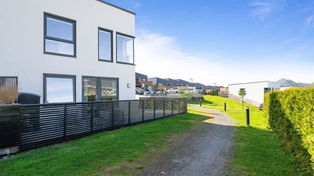 Store vinduer og rene linjer. Moderne og pen funkisstil.