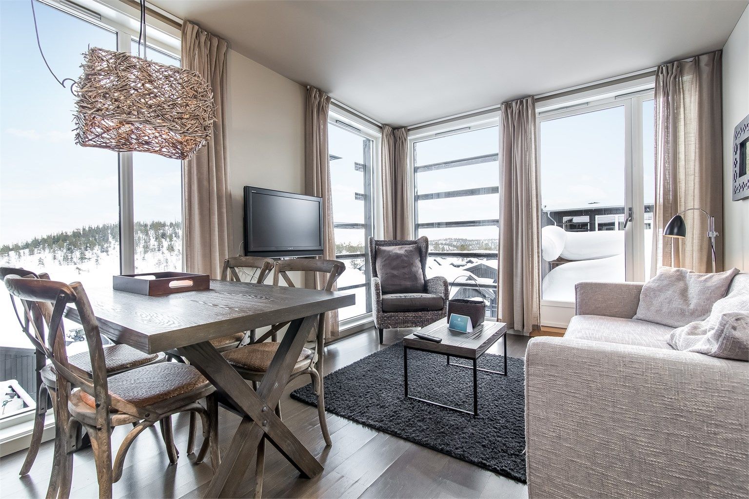 Illustasjonsfoto - Nydelig hjørneløsning med store vindusarealer i to himmelretninger