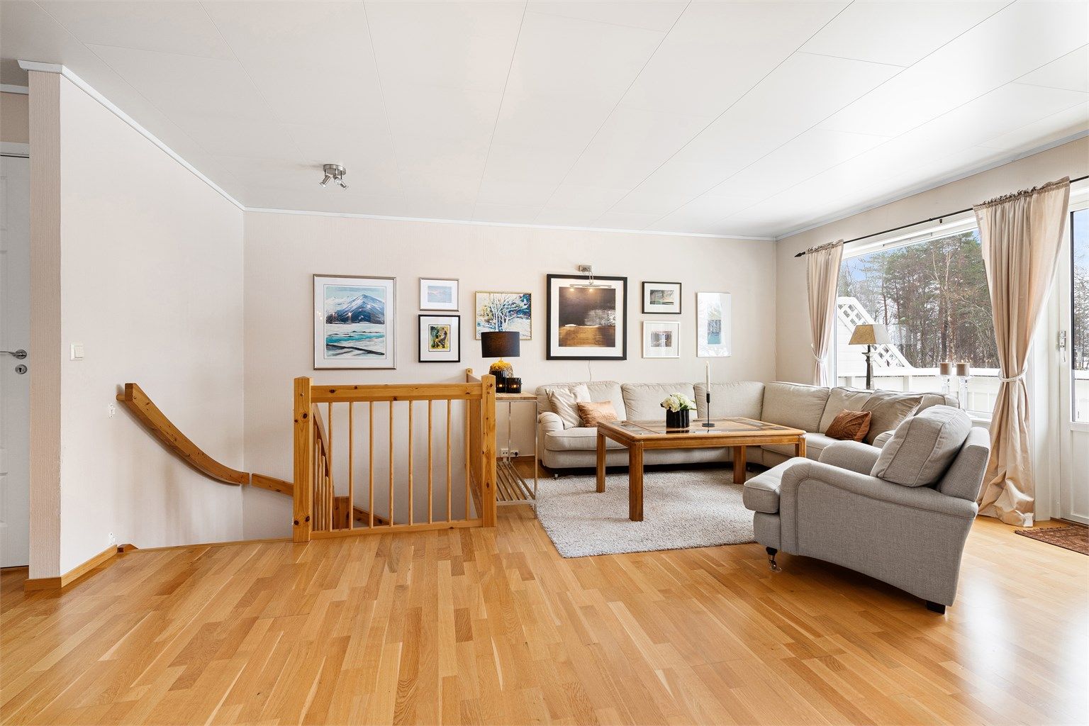 Fra stuen er det direkte utgang til en balkong på 9 m².