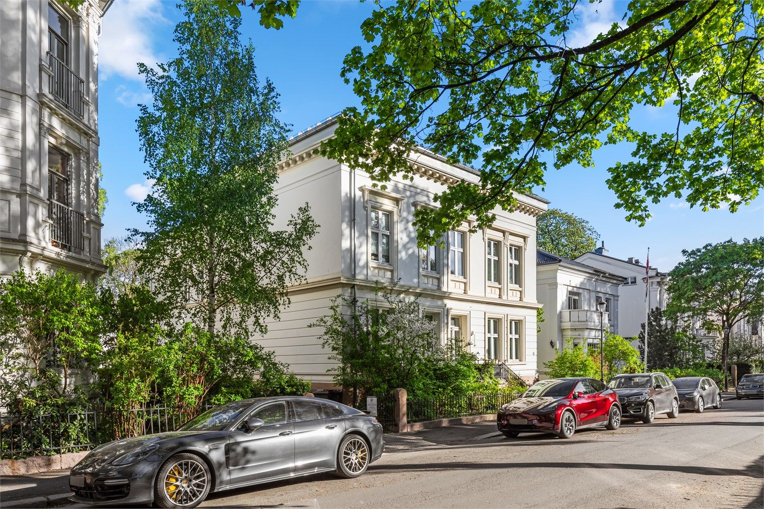 Leiligheten ligger i en enveiskjørt gate med representative bygårder og byvillaer med flotte, velstelte forhager.