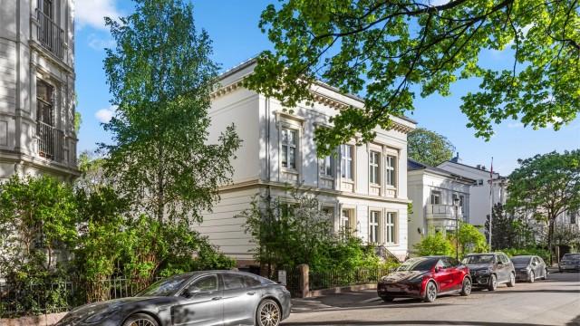Leiligheten ligger i en enveiskjørt gate med representative bygårder og byvillaer med flotte, velstelte forhager.
