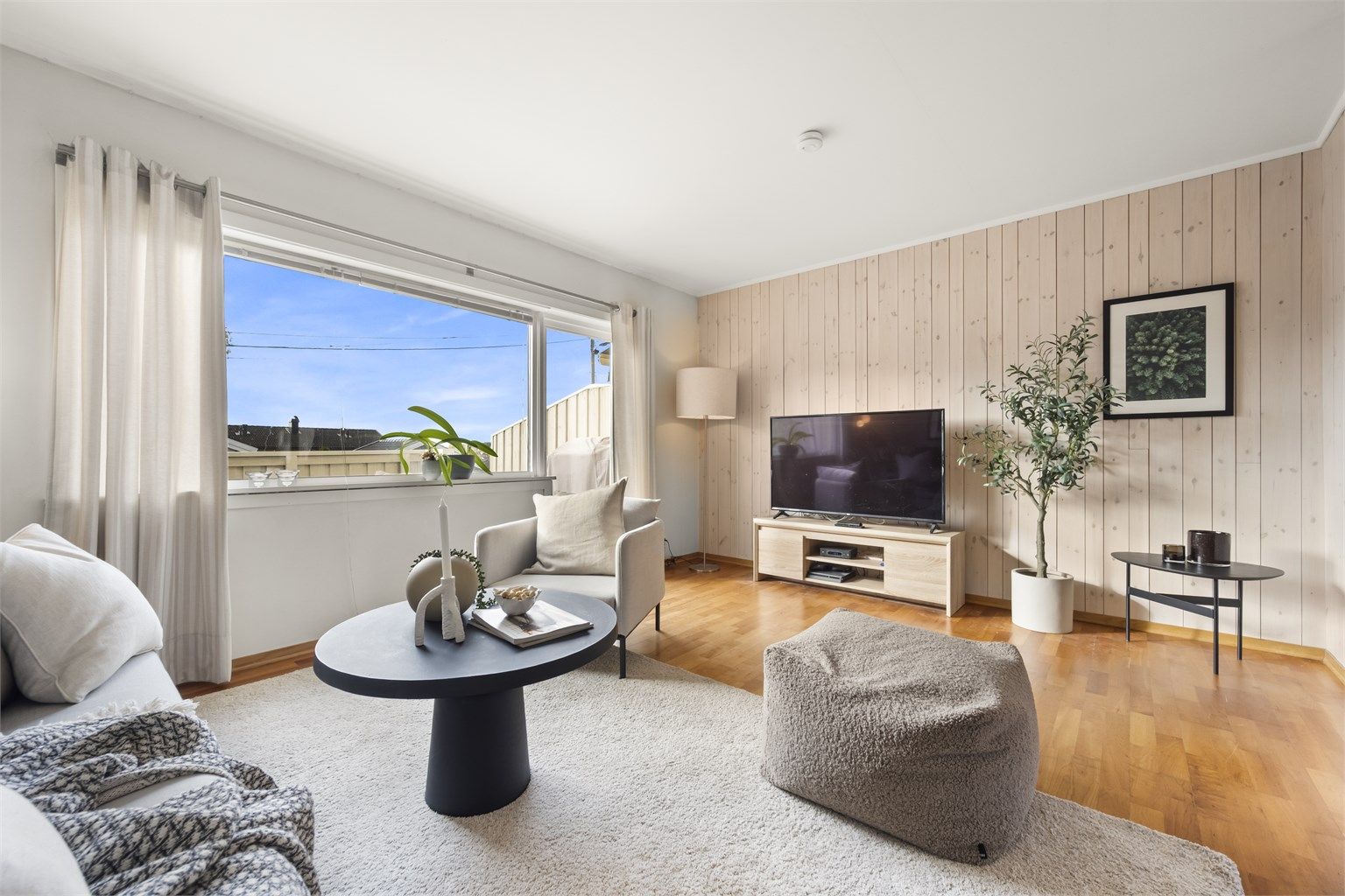 Trivelig stue med utgang til solrik uteplass. 