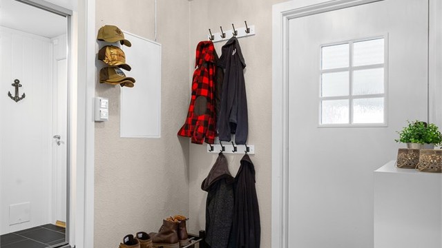 Entre med flislagt gulv med varme. Mulighet for oppbevaring i skyvedørsgarderobe.