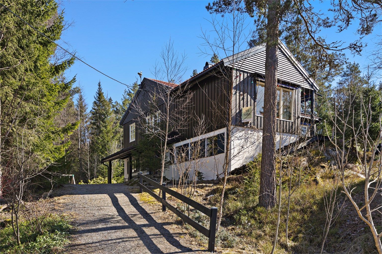 Boligen ligger skjermet til, opp en liten bakke.