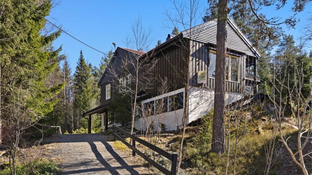 Boligen ligger skjermet til, opp en liten bakke.