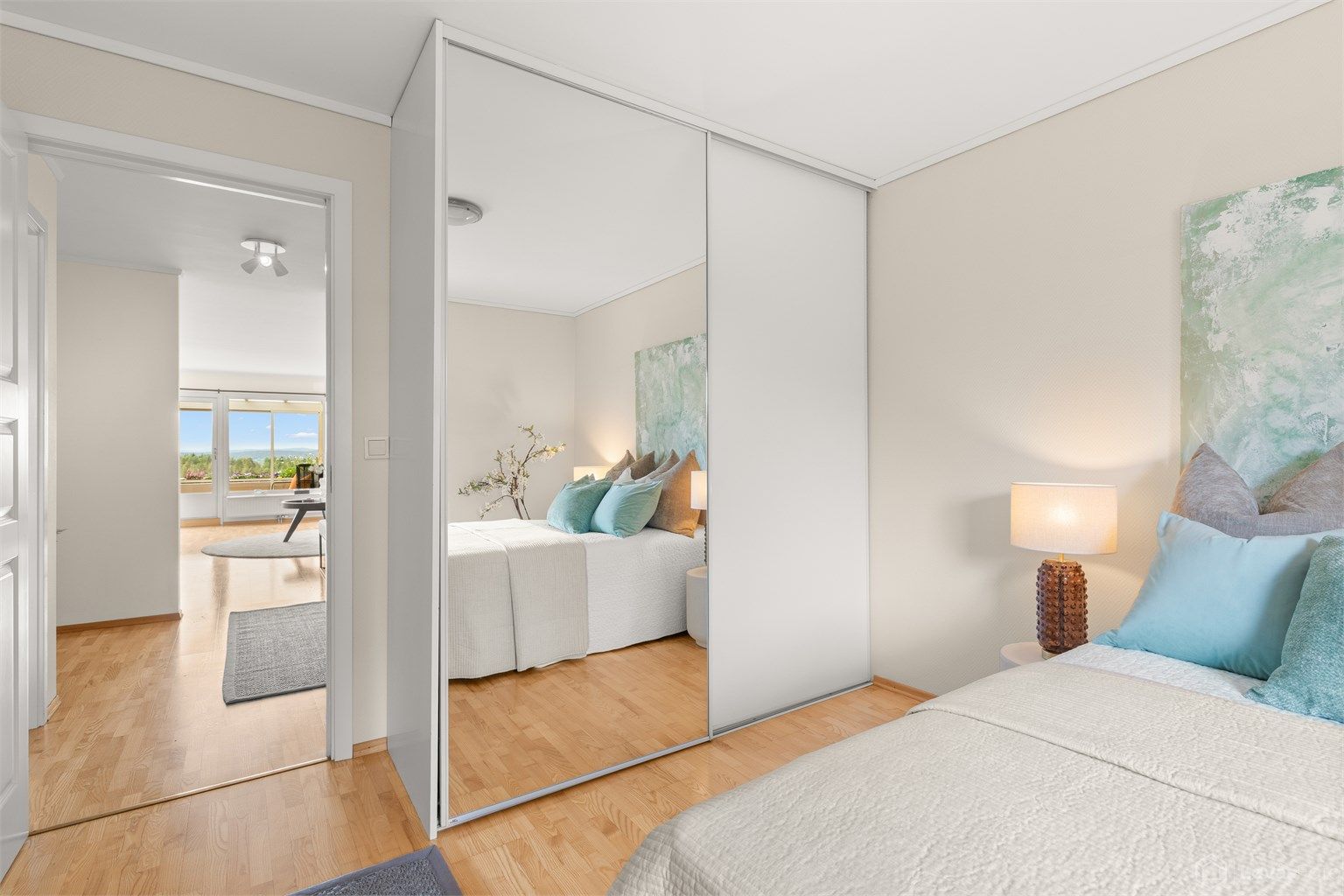 Hovedsoverommet har god plass til dobbeltseng og en stor skyvedørsgarderobe.