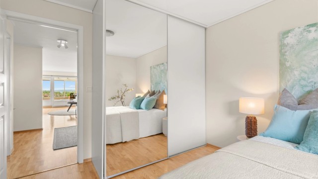 Hovedsoverommet har god plass til dobbeltseng og en stor skyvedørsgarderobe.