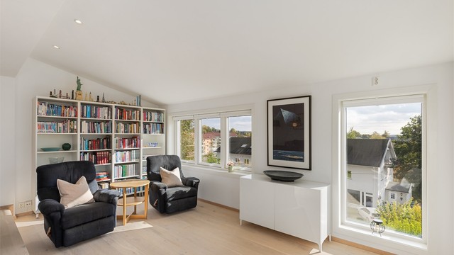 Egen avdeling i stuen innredet med sitteplass og bokhylle.