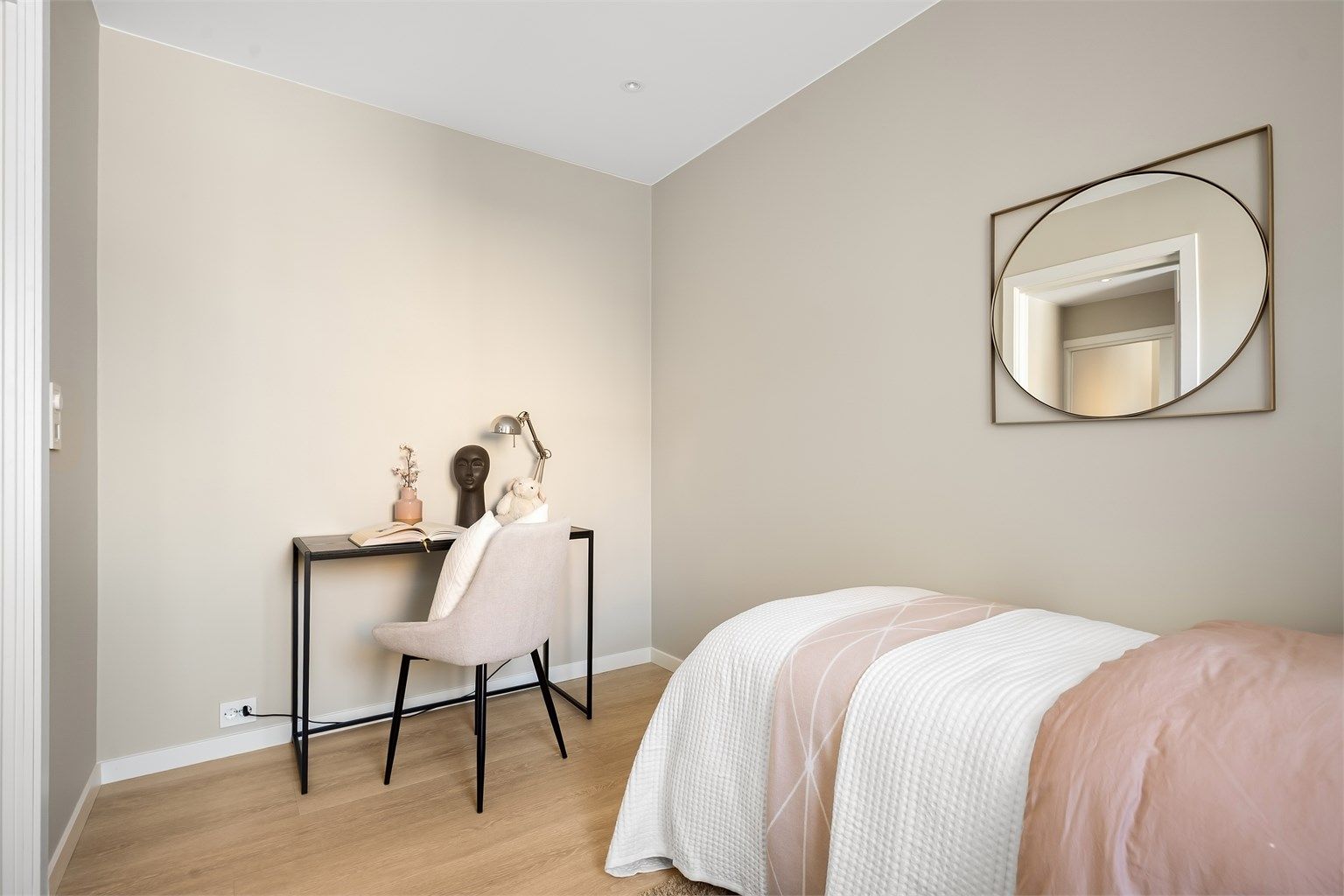 Rommet er fleksibelt og kan enkelt møbleres etter behov, for eksempel med en arbeidsplass.