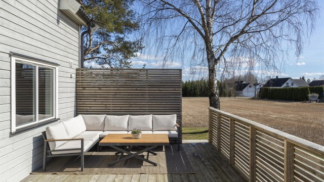 Her er det god plass til både sittegruppe og grill. Eiendommen har gode solforhold.
