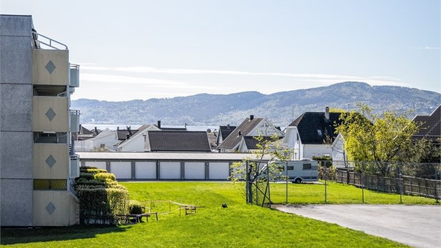 Fra balkongen er det utsikt over borettslagets velholdte og grønne fellesarealer.