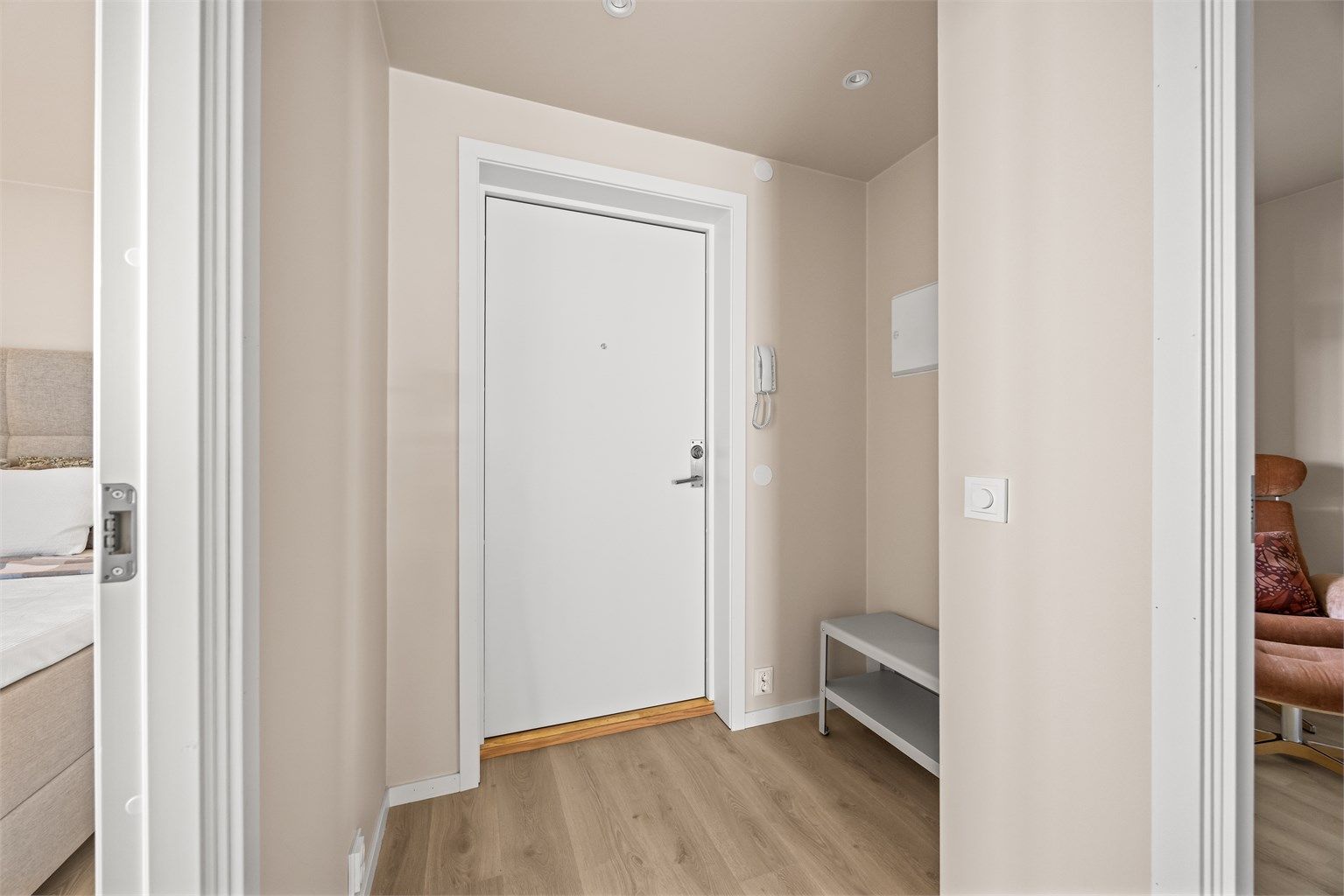 Velkommen inn til et lyst og romslig inngangsparti.