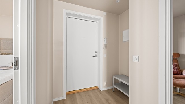Velkommen inn til et lyst og romslig inngangsparti.