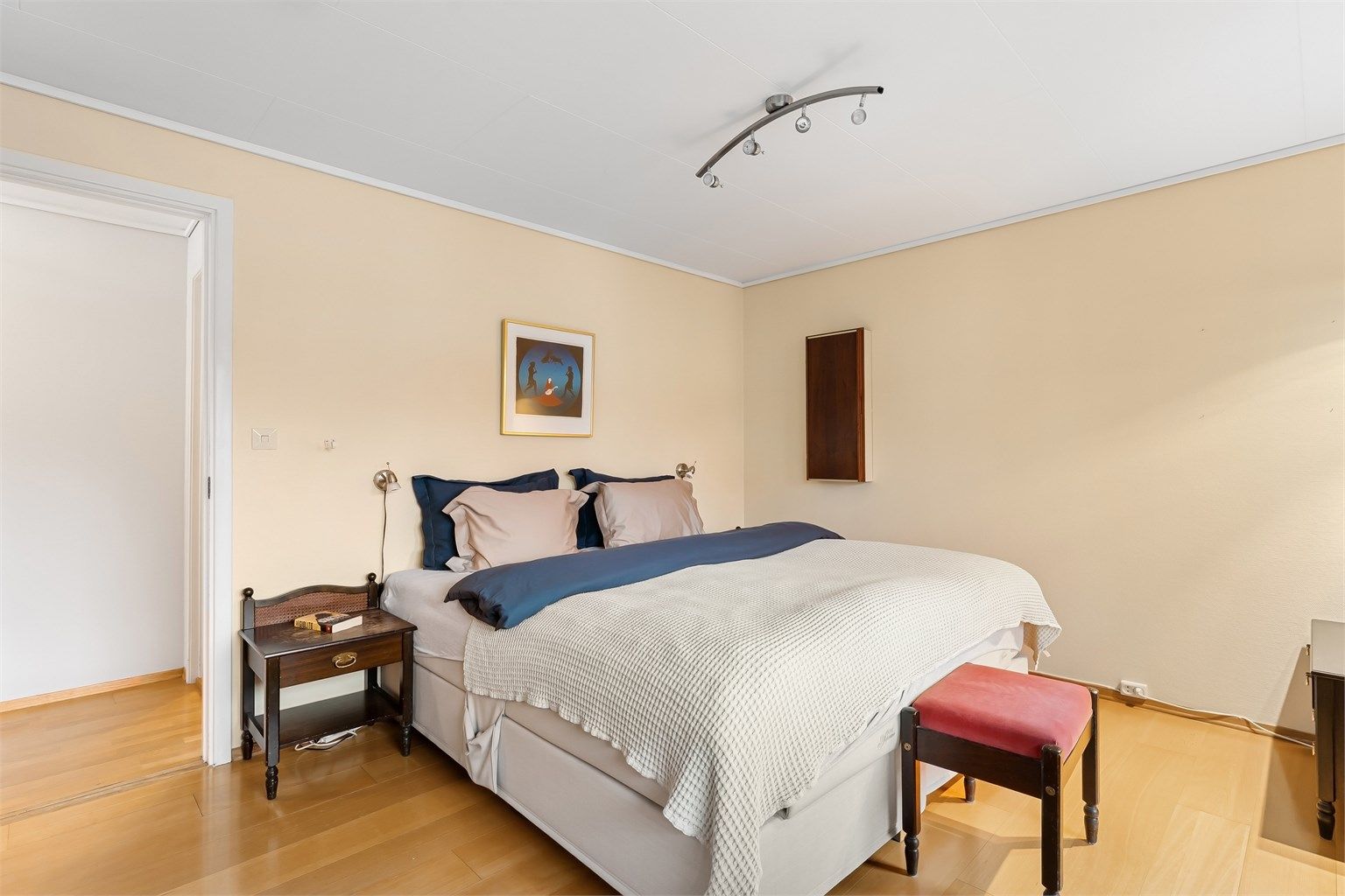 Rommet har god plass til dobbeltseng og garderobeløsninger.