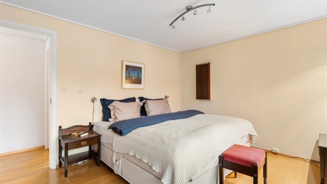 Rommet har god plass til dobbeltseng og garderobeløsninger.