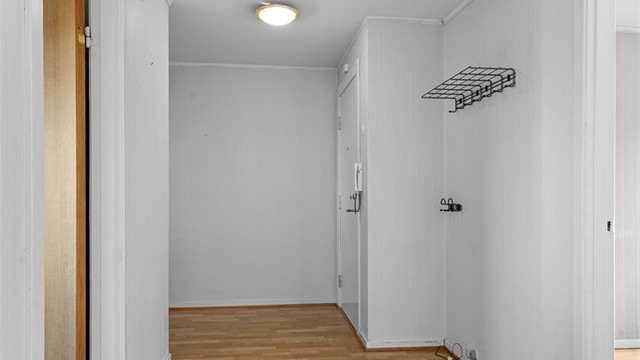 Romslig entré med laminatgulv. Sikringsskapet er plassert i gangen ved inngangsdøren.