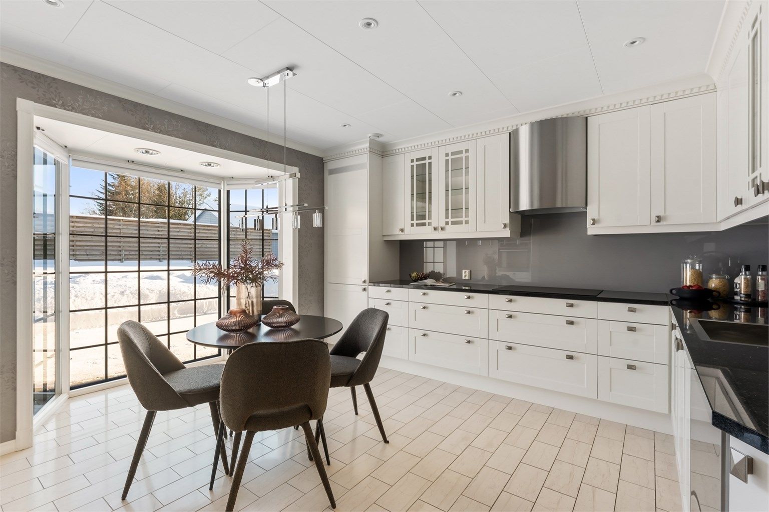 Kjøkkenet har en praktisk spiseplass i karnappvinduet.