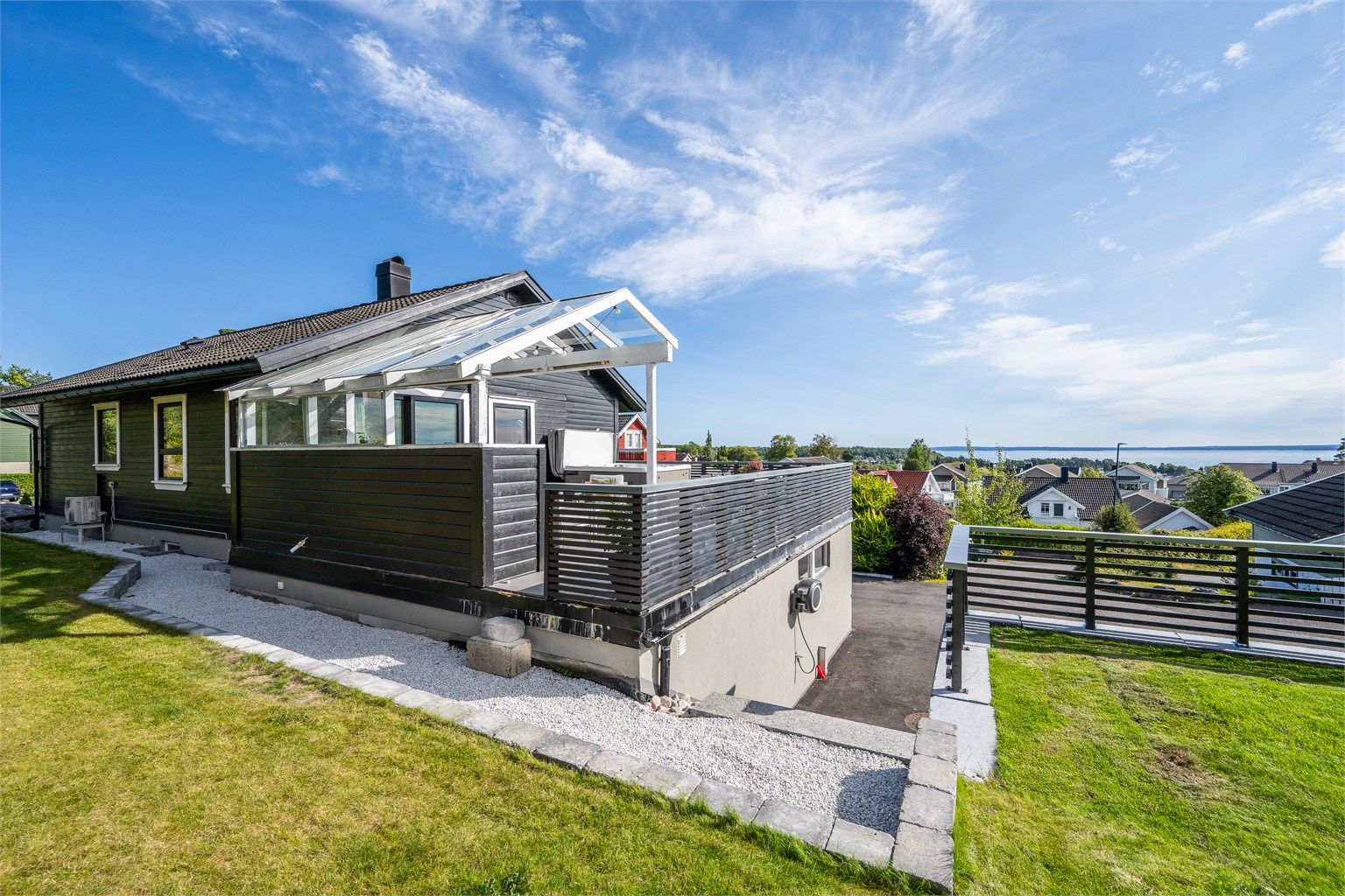 Hagen fremstår som meget pent opparbeidet, med store plenarealer, velstelte hekker, busker, trær og øvrig beplantning. Det er også fine naturinnslag med synlig fjell i terrenget, som gir tomten et naturlig og variert uttrykk.