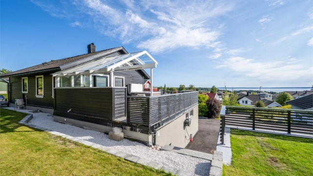 Hagen fremstår som meget pent opparbeidet, med store plenarealer, velstelte hekker, busker, trær og øvrig beplantning. Det er også fine naturinnslag med synlig fjell i terrenget, som gir tomten et naturlig og variert uttrykk.