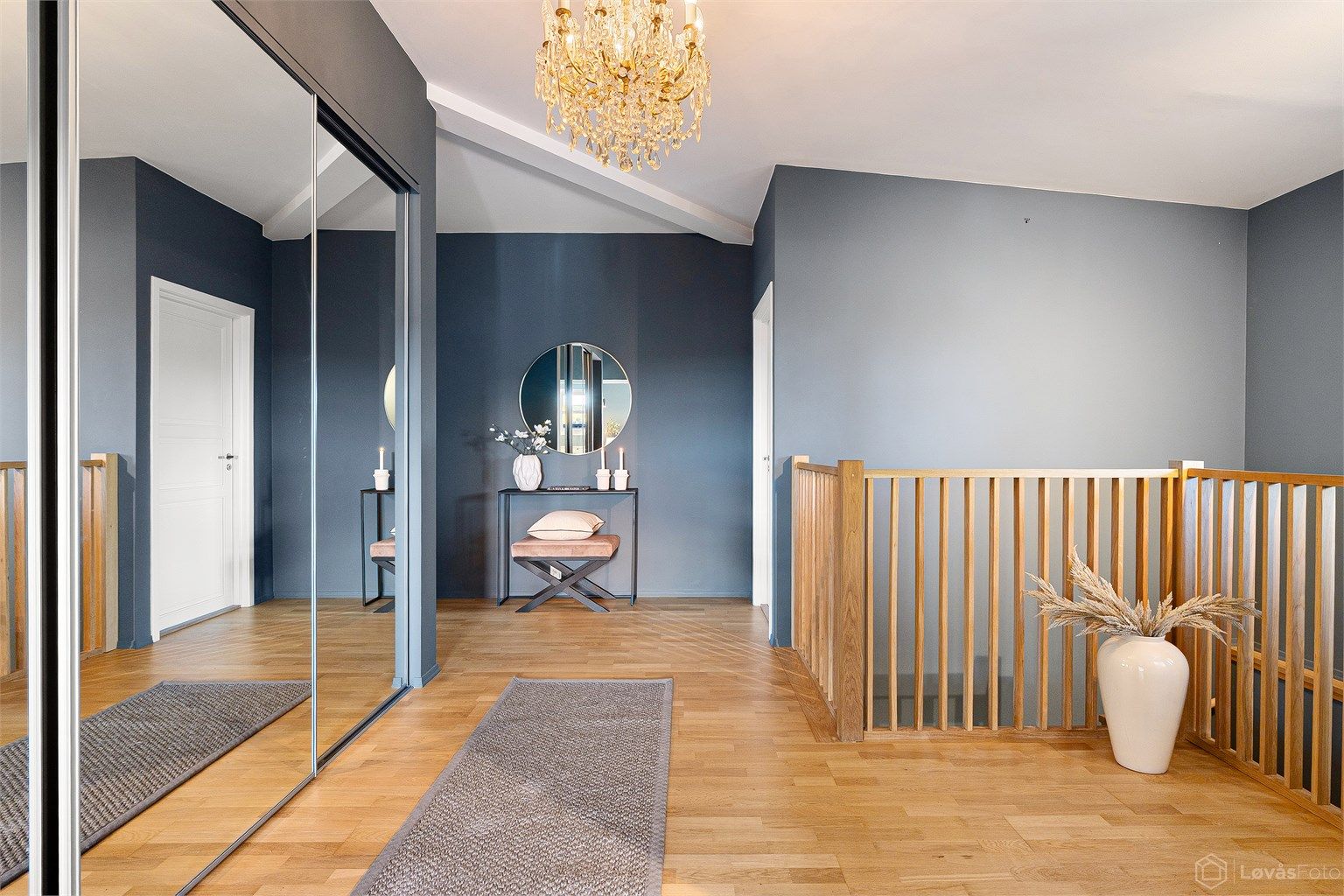 Stor skyvedørsgarderobe med god plass til yttertøy