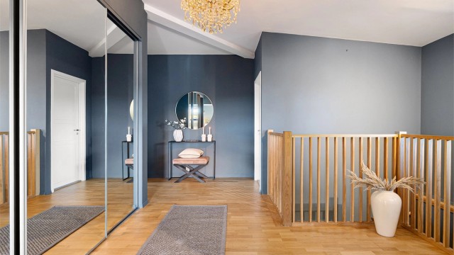 Stor skyvedørsgarderobe med god plass til yttertøy