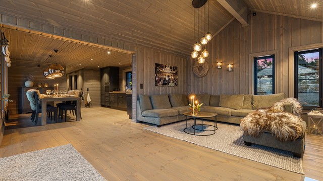 Spisestuen ligger i naturlig inndeling mellom stue og kjøkken.