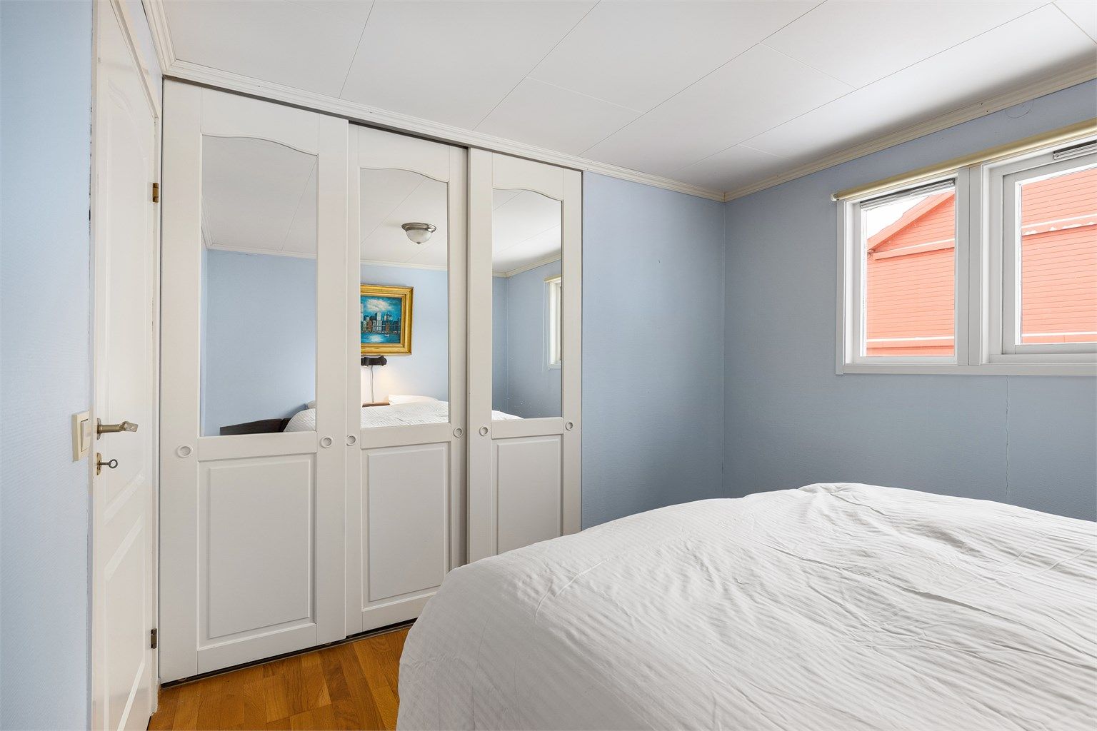 Godt med oppbevaringsplass i skyvedørsgarderobe