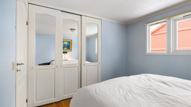 Godt med oppbevaringsplass i skyvedørsgarderobe