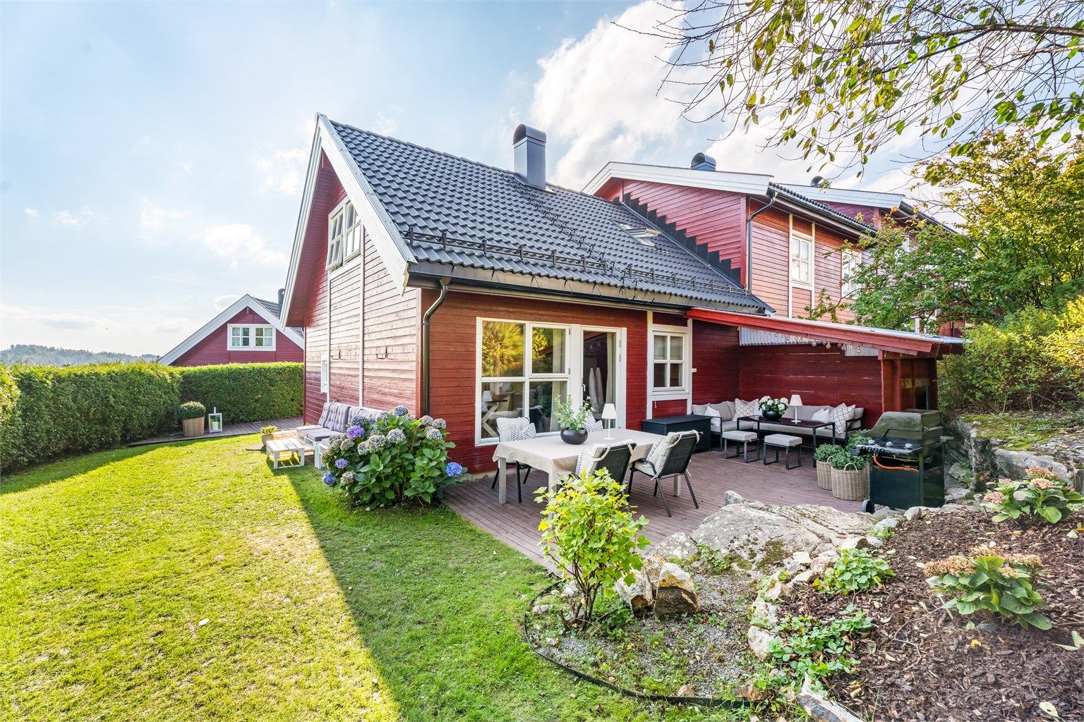 Eiendommen har en skjermet hage med direkte utgang til markterrasse.
Foto: [Fotograf eller fotofirma]