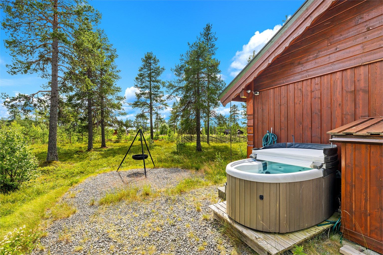 Utendørs boblebad følger med.