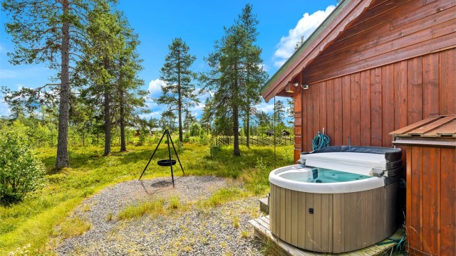 Utendørs boblebad følger med.