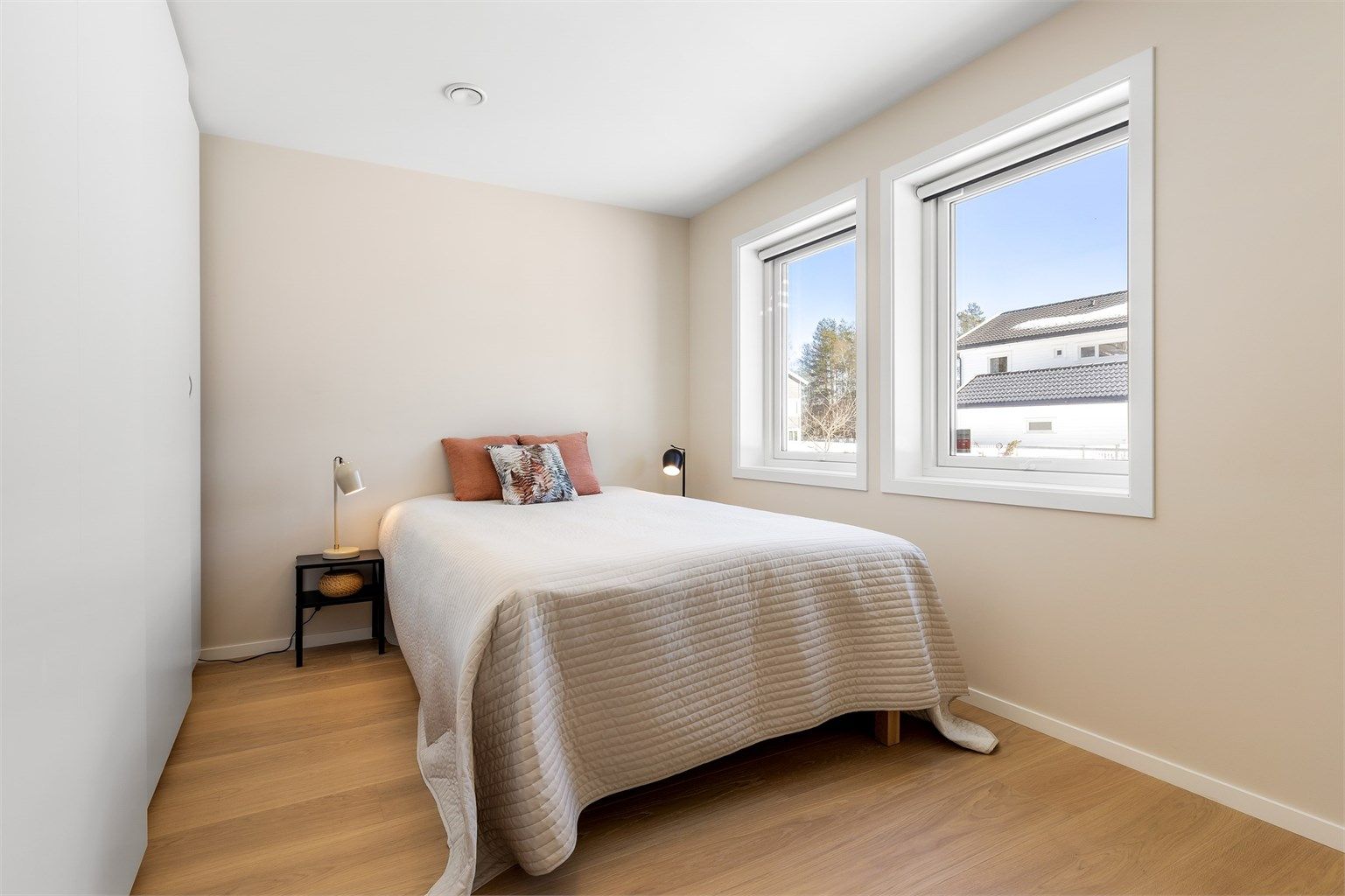 Soverom med skyvedørsgarderobe