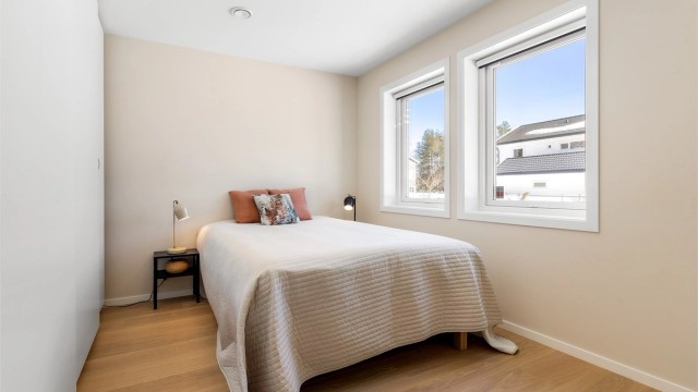 Soverom med skyvedørsgarderobe