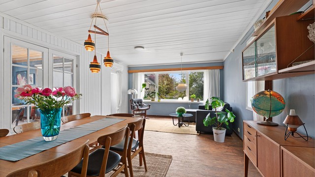 Stor deilig og lys stue med god plass til både spisebord og stor sofagruppe